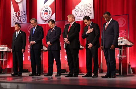Republican presidential candidates (L-R) Ohio Governor John Kasich, Jeb Bush, Sen. Ted Cruz (R-TX), Donald Trump, Sen. Marco Rubio (R-FL) and Ben Carson, February 13, 2016 observe moment of silence for Supreme Court Justice Antonin Scalia in Greenville, South Carolina (Photo by Spencer Platt/Getty Images) 